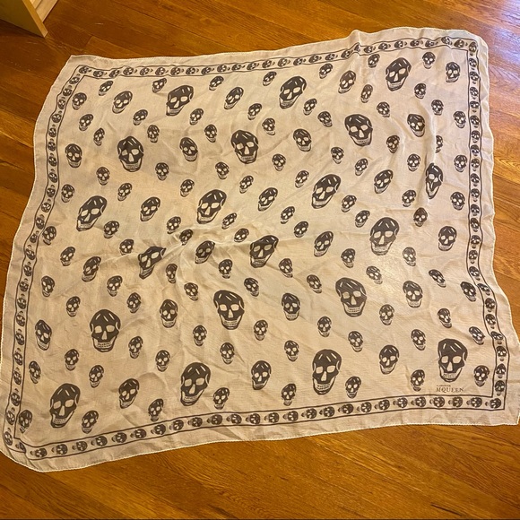 Alexander McQueen Skull Scarf - White and Gray - Picture 3 of 7